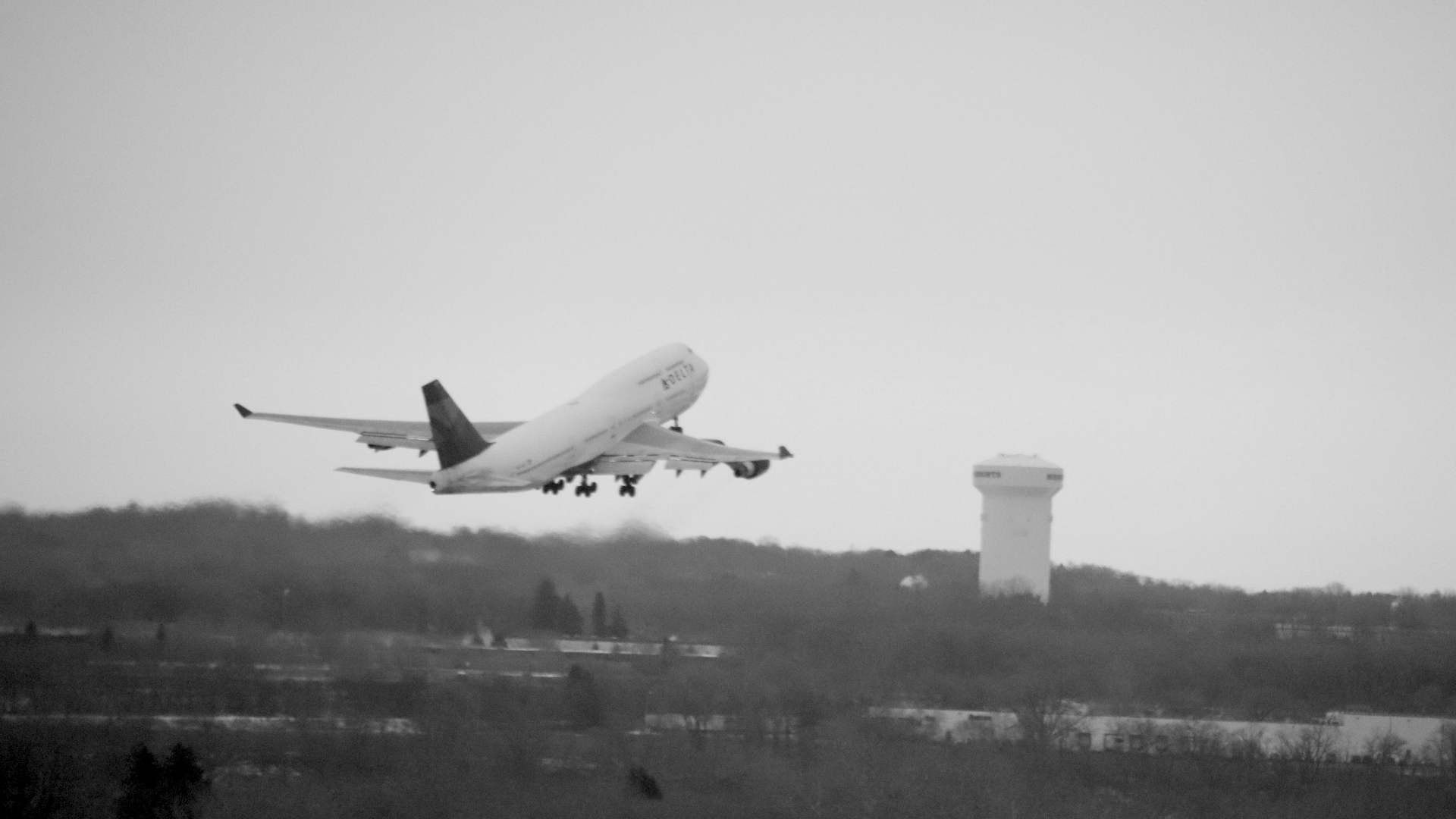 All Hail the Queen flyby of a Delta 747 Passenger Jet, MSP Airport, Minnesota
